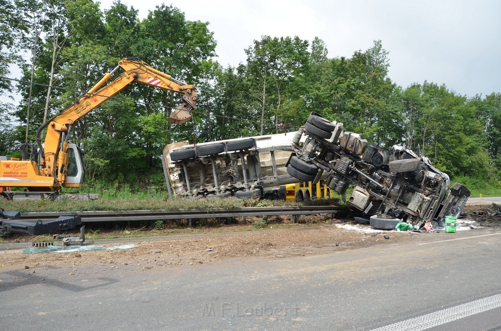 LKW umgestuerzt A 1 Rich Saarbruecken P154.JPG